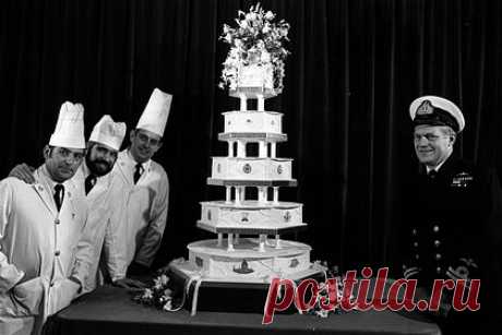 41-летний кусок торта со свадьбы принцессы Дианы продадут за 20 тысяч рублей. Кусок торта со свадьбы принцессы Дианы и принца Чарльза, которая состоялась 29 июля 1981 года, выставили на продажу. Кусок десерта на протяжении десятилетий хранился в подарочной коробке у прислуги Виндзорского замка Найджела Рикеттса. Стоимость лота оценили в 300 фунтов стерлингов (20,9 тысячи рублей).