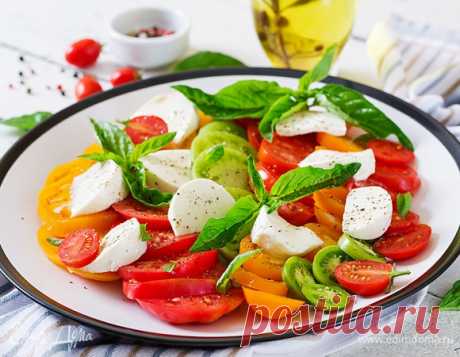 Лето красное: 7 вкусных салатов из помидоров