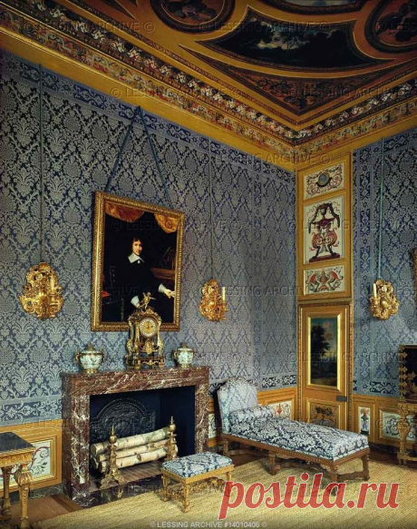BAROQUE INTERIORS:ALL 17TH CENTURY Le Brun,Charles Vaux-le-Vicomte, cabinet of Mme. Madeleine Fouquet, portrait of her husband Nicolas above the mantlepiece (see 14-01-04/1) Palace built by architect Louis Le Vau Interior decoration Charles Le Brun. For Vaux-le-Vicomte see 14-01-04/1-20 Chateau, Vaux-le-Vicomte, France |  Найдено на сайте lessing-photo.com.