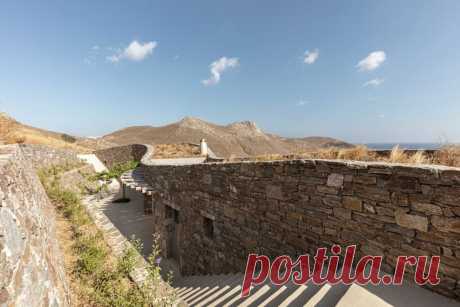 Sinas Architects designs Xerolithi vacation house with curving stone walls