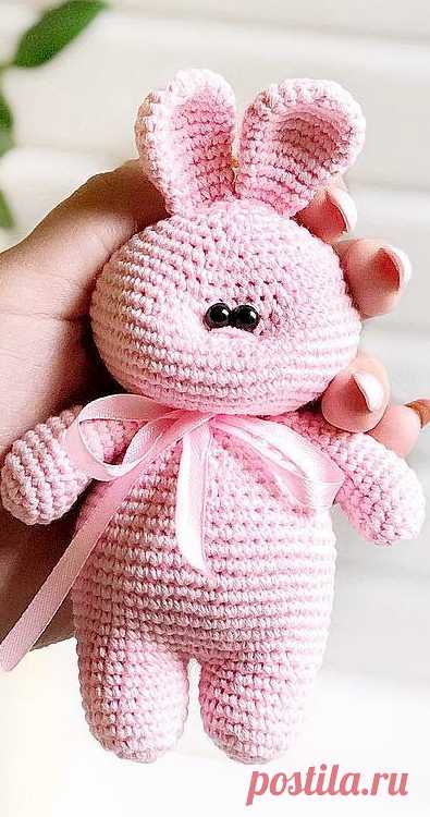 PDF Зайка Зефирка крючком. FREE crochet pattern; Аmigurumi doll patterns. Амигуруми схемы и описания на русском. Вязаные игрушки и поделки своими руками #amimore - Заяц, зайчик, зайка, кролик.