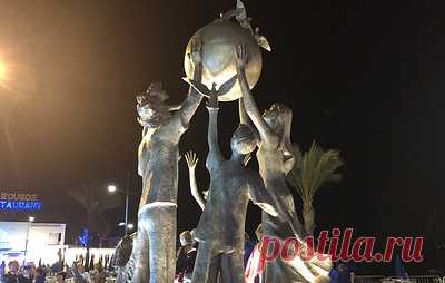 На Кипре в День народного единства открыли монумент "Семья - залог мира". Монумент установлен в центре самой популярной туристической зоны города Айя-Напа