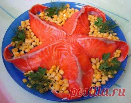 6 праздничных салатов с красной рыбой: собираем и оформляем морскую звезду / Простые рецепты