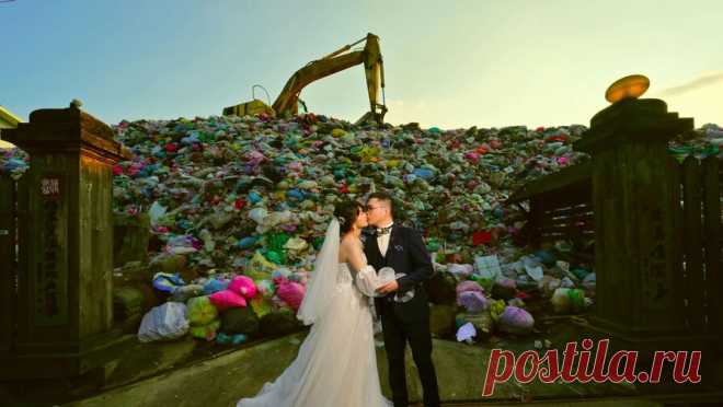 Молодожены устроили свадебную фотосессию на городской свалке. Молодожены с Тайваня устроили свадебную фотосессию на фоне горы мусора, пишет Mothership. Таким образом они хотели привлечь внимание к проблемам экологии. Активистка экологической организации Айрис Сюэ и ее жених приехали на ...