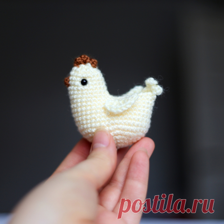 PDF Курочки крючком. FREE crochet pattern; Аmigurumi chiken patterns. Амигуруми схемы и описания на русском. Вязаные игрушки и поделки своими руками #amimore - маленькая курочка к Пасхе, пасхальная курица, домашняя птица.