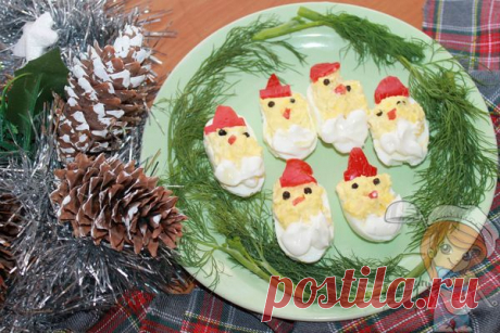 Фаршированные яйца на Новый год «Деды Морозы» - рецепт закуски Приготовление фаршированных яиц «Деды Морозы» не занимает много времени, но дарит море позитива и хорошего настроения. Фаршированные яйца на Новый год - рецепт