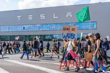 Сотни экоактивистов штурмовали завод Tesla