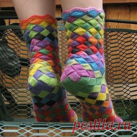 ​Очень симпатичные вязаные носки в стиле &quot;энтерлак&quot;