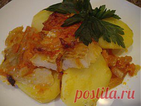 Филе хека с картофелем под морковно-луковой зажаркой | Хлеб-Соль