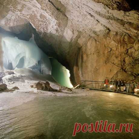 Эйсрайзенвельт — Обитель Ледяных Гигантов: Эйсрайзенвельт — естественная известняковая ледяная пещера, расположенная в австрийском Верфене, приблизительно в 40 км к югу от Зальцбурга, в горе Хохкогель. Это самая большая ледяная пещера в мире, уходящая более чем на 42 км вглубь Альп!