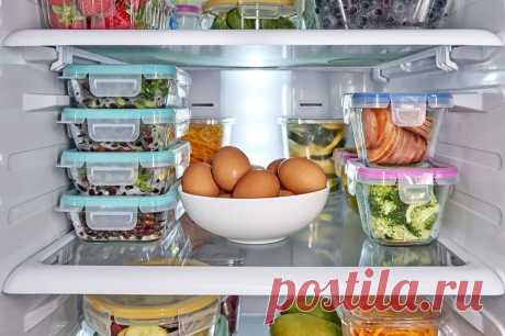 Как защитить стеклянную полку для холодильника от влаги и грязи: простой способ. Сделать это можно с помощью пищевой плёнки.