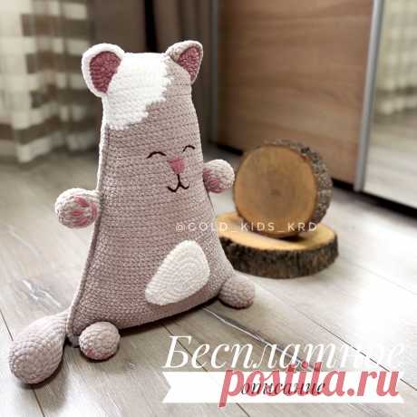 PDF Декоративная подушка Кот крючком. FREE crochet pattern; Аmigurumi toy patterns. Амигуруми схемы и описания на русском. Вязаные игрушки и поделки своими руками #amimore - плюшевая подушка в виде кота, большой котик из плюшевой пряжи, котёнок.