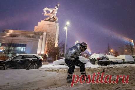 Последствия сильного снегопада в Европе и России. Фоторепортаж. В выходные снегопад накрыл Россию и европейские страны. Снег привел к перебоям работы аэропортов и задержкам поездов в Германии, Бельгии, Австрии, Швейцарии, Чехии. В Великобритании люди бросали машины на трассах. В понедельник в ряде стран сохраняется желтый уровень опасности. Как выглядят заснеженные города — в фоторепортаже РБК.