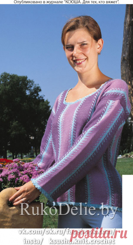 Вязанный спицами пуловер с цветными вертикальными полосами