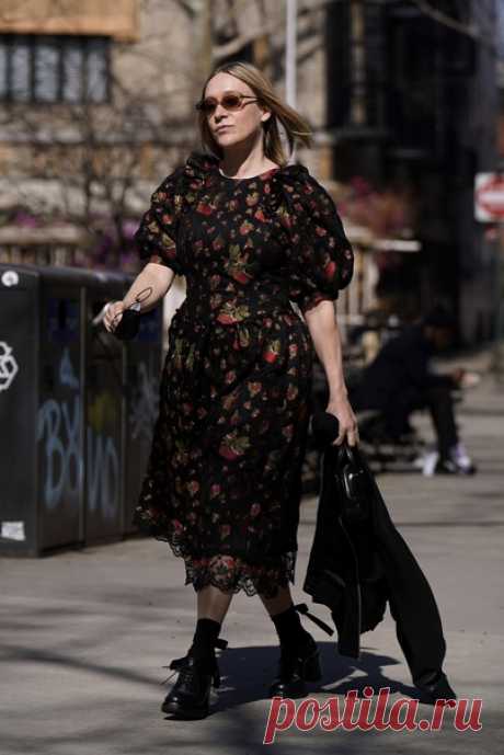 Хлоя Севиньи была замечена на прогулке в Нью-Йорке в платье из коллекции Simone Rocha x H&amp;M. А какое платье из нашей дизайнерской коллекции понравилось больше всего именно вам? 📸✨ #SimoneRochaxHM #HM