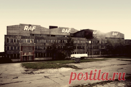Фотографии с заброшенного завода РАФ в Елгаве 

