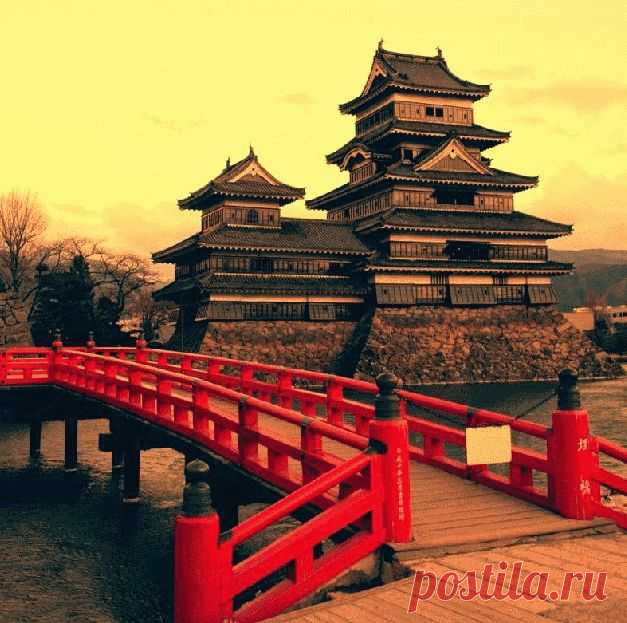 Мацумото — один из лучших  исторических замков в Японии. Находится он в городе Мацумото в области Нагано, куда можно легко добраться из Токио. Замок был достроен в конце 16-ого столетия, характеризуется оригинальным деревянным интерьером и каменной внешностью. Замок Мацумото построен на равнине, тем самым и выделяется среди других замков мира