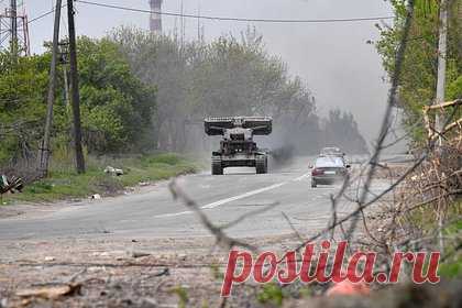 Инженерные войска ЦВО получили ИМР-2 и плавающие транспортеры. Инженерные войска Центрального военного округа (ЦВО) в ноябре получили новые инженерные машины разминирования ИМР-2, тяжелые механизированные мосты ТММ-3, экскаваторы и краны, сообщила пресс-служба ЦВО. Всего в ноябре на вооружение войск ЦВО поступило более 700 единиц техники.