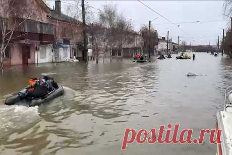 К помощи в борьбе с наводнением в Орске подключили военных. В работах участвуют более 100 военнослужащих и 18 единиц специальной техники.