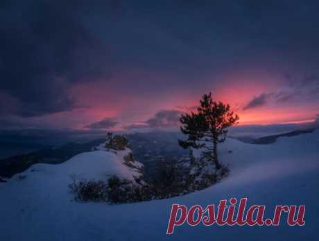 Закат на вершине Южной Демерджи, Крым. Фотограф – Михаил Гапонов: nat-geo.ru/community/user/223455 Доброй ночи.