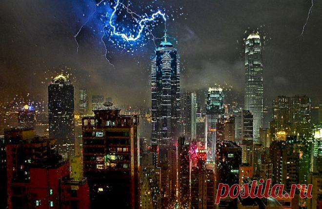 Удары молнии. Молния ударяет в антенну здания в Гонконге во время шторма