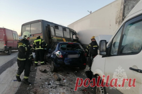 Автобус с военными попал в массовое ДТП в Ивановской области. Авария произошла на трассе Иваново–Ярославль недалеко от города Фурманов.
