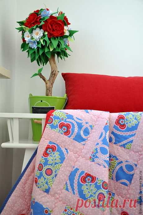 Купить Детское лоскутное одеяло "Аленький цветочек" - аленький цветочек, алый, цветок, цветочные мотивы