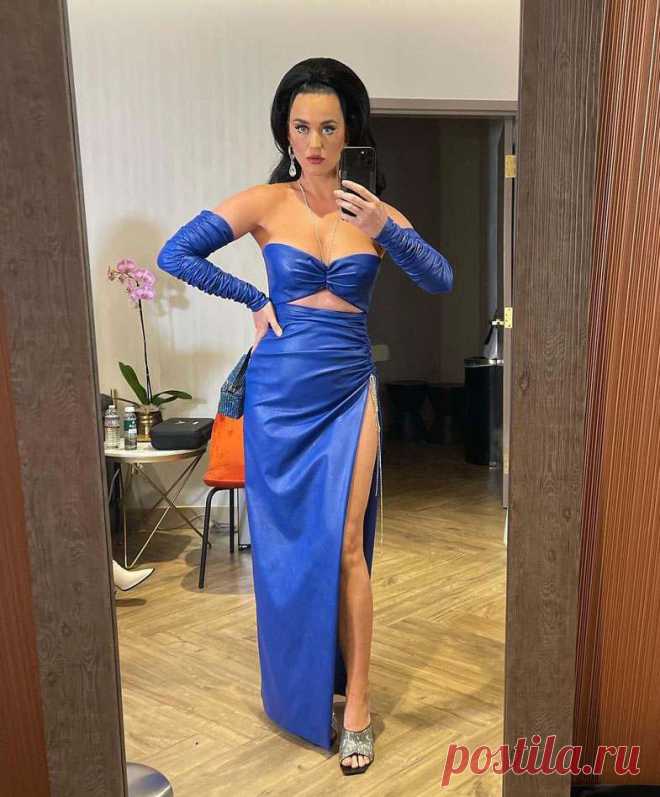 Кэти Перри выбрала образ от Dolce & Gabbana - FashionView.ru - ВСЯ МОДА В ДЕТАЛЯХ Буквально вчера британская певица Кэти Перри поделилась своим новым фото в Instagram. Она выбрала ярко-синий кожаный образ от Dolce & Gabbana.