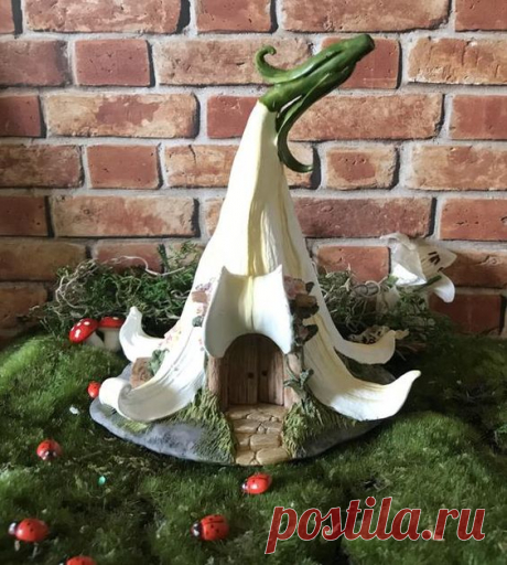 This adorable fairy house is great addition to your garden. It features a sweet bench on the left side of the steps which lead to wooden double, arched door! The exterior is a perfect white/yellow…
