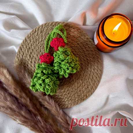 PDF Ёлочка крючком. FREE crochet pattern; Аmigurumi toy patterns. Амигуруми схемы и описания на русском. Вязаные игрушки и поделки своими руками #amimore - новогодняя ёлка из обычной пряжи, маленькая ёлочка к Новому году, елка, елочка.