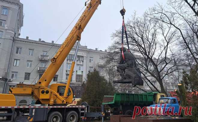 В Днепре демонтировали памятники Горькому и Чкалову. В Днепре демонтировали памятник советскому писателю Максиму Горькому, сообщает «Вiдкритий».