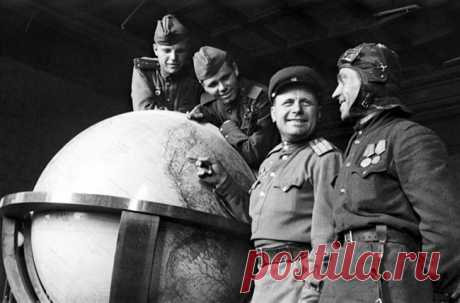 Советские солдаты позируют с глобусом Адольфа Гитлера, 1946 г.