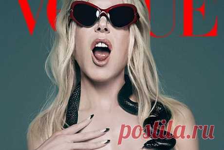 Николь Кидман снялась в прозрачном боди и со змеей на шее для модного журнала. Австралийская и американская актриса Николь Кидман снялась в откровенном образе для модного журнала Vogue Australia. На размещенном снимке 56-летняя знаменитость предстала в прозрачном кружевном боди черного цвета и со змеей на шее. При этом ее вешний вид дополнили серебряные кольца и очки в красной оправе.
