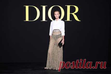 48-летняя Шарлиз Терон появилась на публике в прозрачной юбке. Американская актриса Шарлиз Терон посетила показ Dior, который состоялся в рамках Недели моды в Париже, в откровенном наряде и привлекла внимание фотографов. 48-летняя знаменитость появилась на публике в белой рубашке, которая была заправлена в прозрачную юбку-кольчугу длины макси.