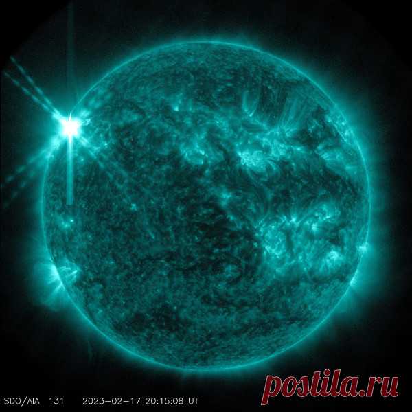 Яркое северное сияние по всему миру после вспышки на Солнце. Фотогалерея. В конце февраля северное сияние вышло за пределы высоких широт и стало видно жителям более южных регионов. Это произошло из-за мощных вспышек на Солнце — полярное сияние появляется, когда отделившиеся от звезды заряженные частицы воздействуют на разреженные газы в верхних слоях атмосферы. Пик солнечной активности был в ночь на 17 февраля, а магнитная буря, последовавшая за ним, бушевала еще несколько дней