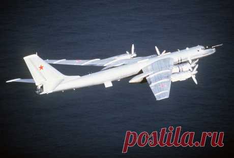 Ту-142МР в полёте. Ту-142 (по классификации НАТО — Bear-F) — советский и российский дальний противолодочный самолёт (ДПЛС). Имел при СССР прозвище &quot;Мясорубка&quot;, также, как и 95-е, за огромные противоположного вращения винты.
Изначально предназначался для обнаружения и уничтожения ПЛАРБ противника в районах патрулирования. Фактически в ВМФ применяется для дальней океанской разведки, визуальной или радиотехнической, для дежурства в системе поисково-спасательной службы, и только потом,