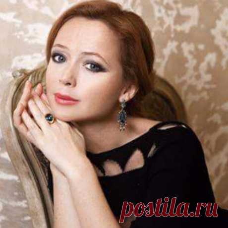 В стиле Гурченко: Елена Захарова восхитила нежным образом в удивительно красивом платье