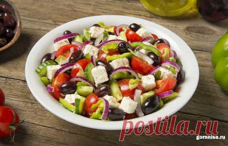 Классический рецепт греческого салата - ГОРНИЦА Классический рецепт греческого салата. Такой салат уместен в любое время, в любом меню. Будет хорош в виде гарнира, например к отбивным