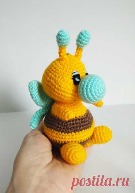 PDF Пчёлка Жужа крючком. FREE crochet pattern; Аmigurumi toy patterns. Амигуруми схемы и описания на русском. Вязаные игрушки и поделки своими руками #amimore - пчела, маленькая пчелка, пчелёнок, насекомые.