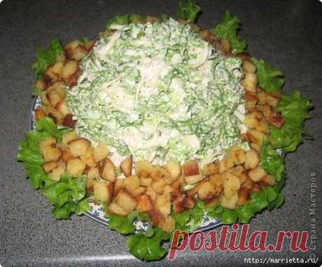 Куриный салат с листьями салата и сухариками