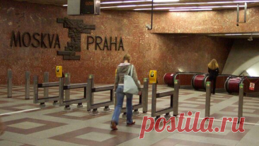 Барельеф &quot;Москва-Прага&quot; в пражском метро дополнят антисоветской табличкой