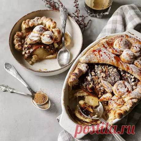 Яблочный пирог с грецкими орехами и медом