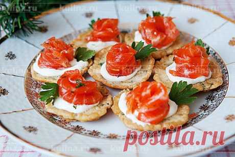 Закуска из яичных блинчиков и форели – рецепт приготовления с фото от Kulina.Ru