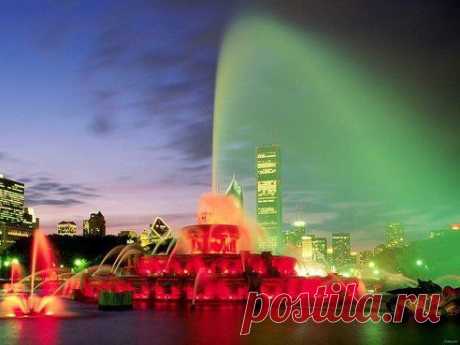 Чикаго, Букингемский фонтан

Расположен он в центральном парке в Чикаго. Фонтан украшен морскими конями и статуями. Этот фонтан один из крупнейших в мире, его диаметр почти 90 метров. В сумерках тут проводятся световые шоу.