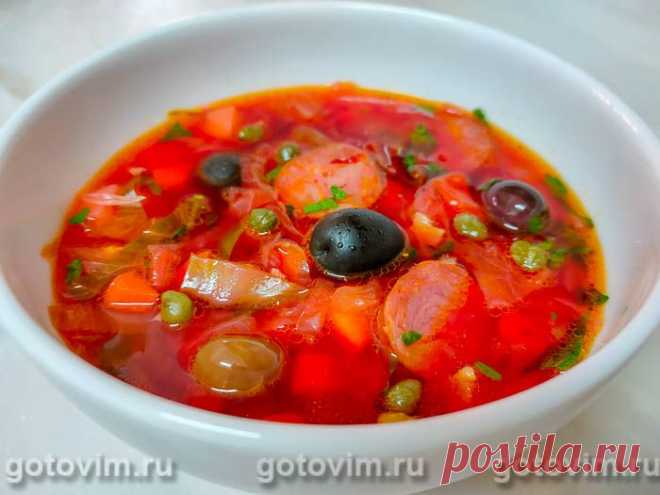 Португальский свекольный суп с чоризо, каперсами и маслинами.