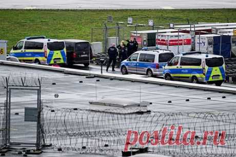 В аэропорту Гамбурга произошла массовая отмена рейсов из-за вооруженного мужчины. Более 70 авиарейсов отменили в субботу, 4 ноября, и воскресенье, 5 ноября, в аэропорту Гамбурга, который остается закрытым из-за прорыва на его территорию вооруженного мужчины на автомобиле. Отмечается, что в общей сложности инцидент повлиял на планы примерно 3,2 тысячи пассажиров.