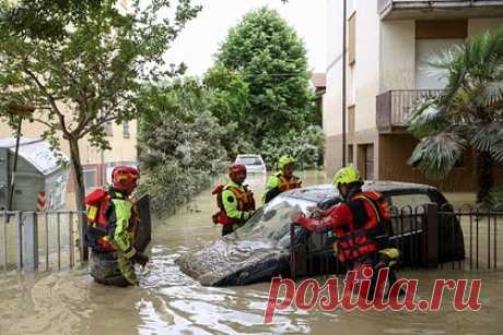 Италия столкнулась с разрушительным наводнением. Регион Эмилия-Романья на севере Италии столкнулся с разрушительным наводнением. В результате сильных штормов более 20 рек, находящиеся в разных частях страны, вышли из берегов. Ситуация привела к наводнениям и оползням. Отмечается, что большой ущерб был нанесен региону Эмилия-Романья.