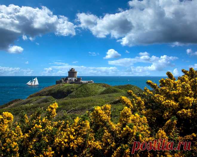 Картинки франция, побережье, небо, крепость, brittany, fort la latte, облака, природа - обои 1280x1024, картинка №398951