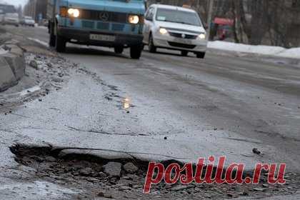 Российский чиновник лишился 100 тысяч рублей из-за плохих дорог. Глава Читы в Забайкальском крае Евгений Ярилов 100 тысяч рублей после того, как попал в дорожную яму на своем автомобиле и был вынужден потратиться на ремонт. Об этом сообщает радиостанция «Говорит Москва». Российский чиновник владеет автомобилем марки Lexus LX470. После попадания в яму он заплатил за ремонт.