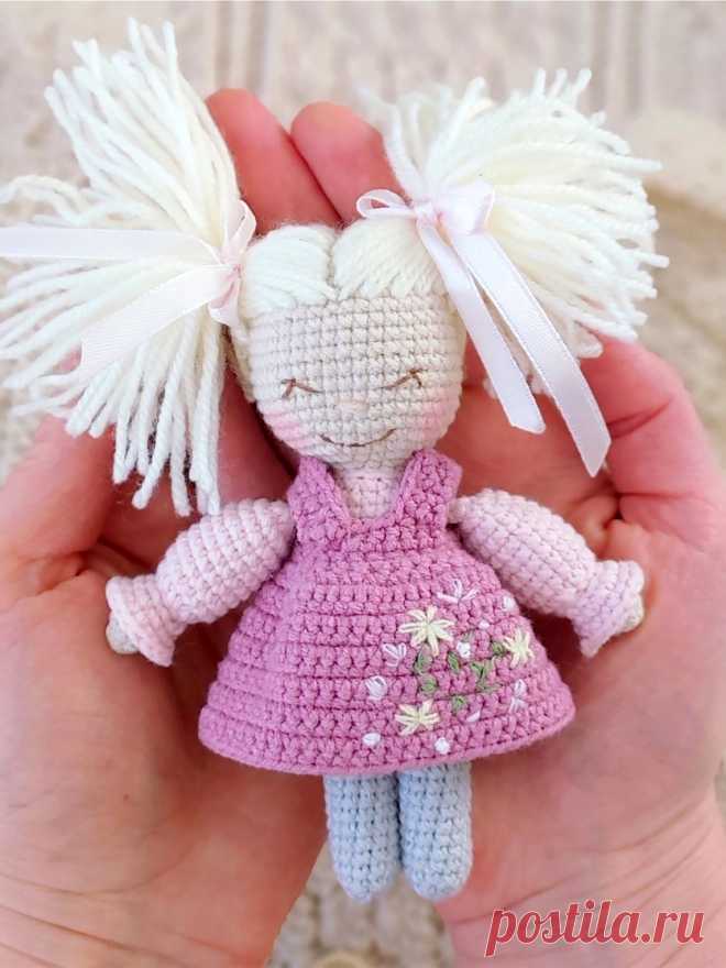PDF Куколка крючком. FREE crochet pattern; Аmigurumi toy patterns. Амигуруми схемы и описания на русском. Вязаные игрушки и поделки своими руками #amimore - кукла в сарафане из обычной пряжи, куколка девочки.